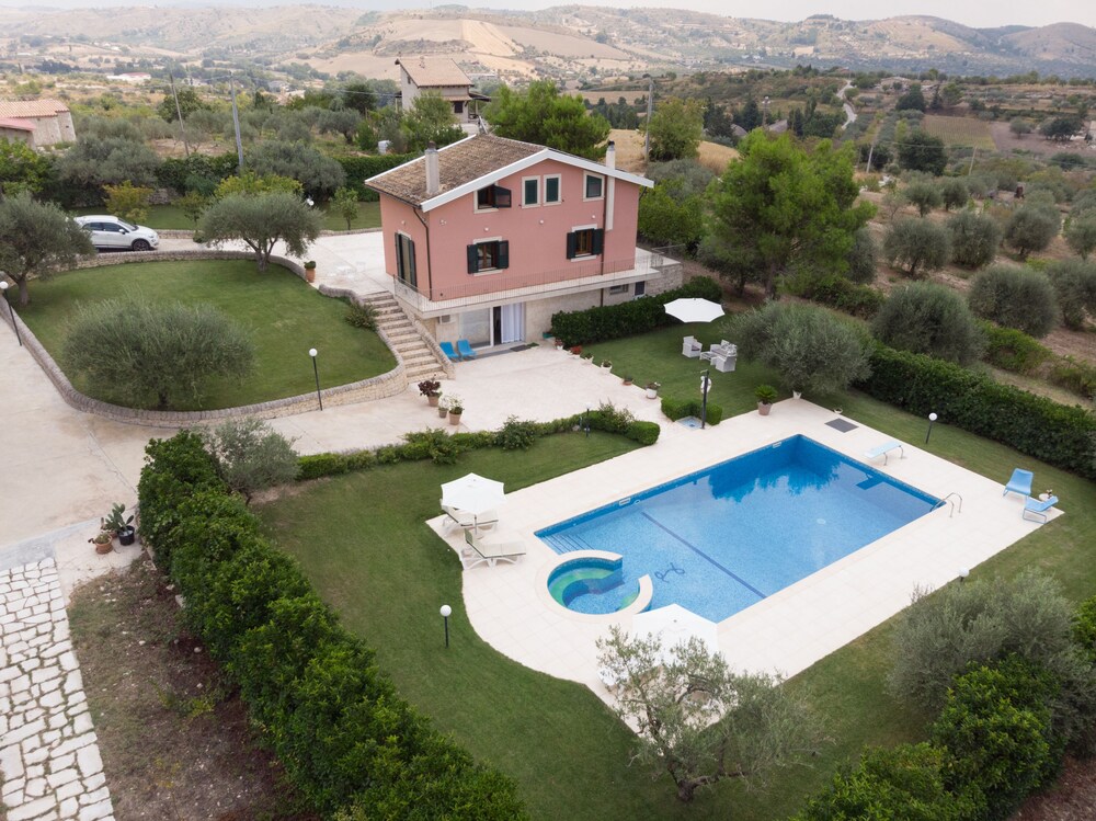 Villa Calaforno — 4-Star Luxury Hotel in Giarratana, Italy