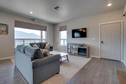 Lake Chelan Condo with Resort Pool And Hot Tub — hotel in Manson
