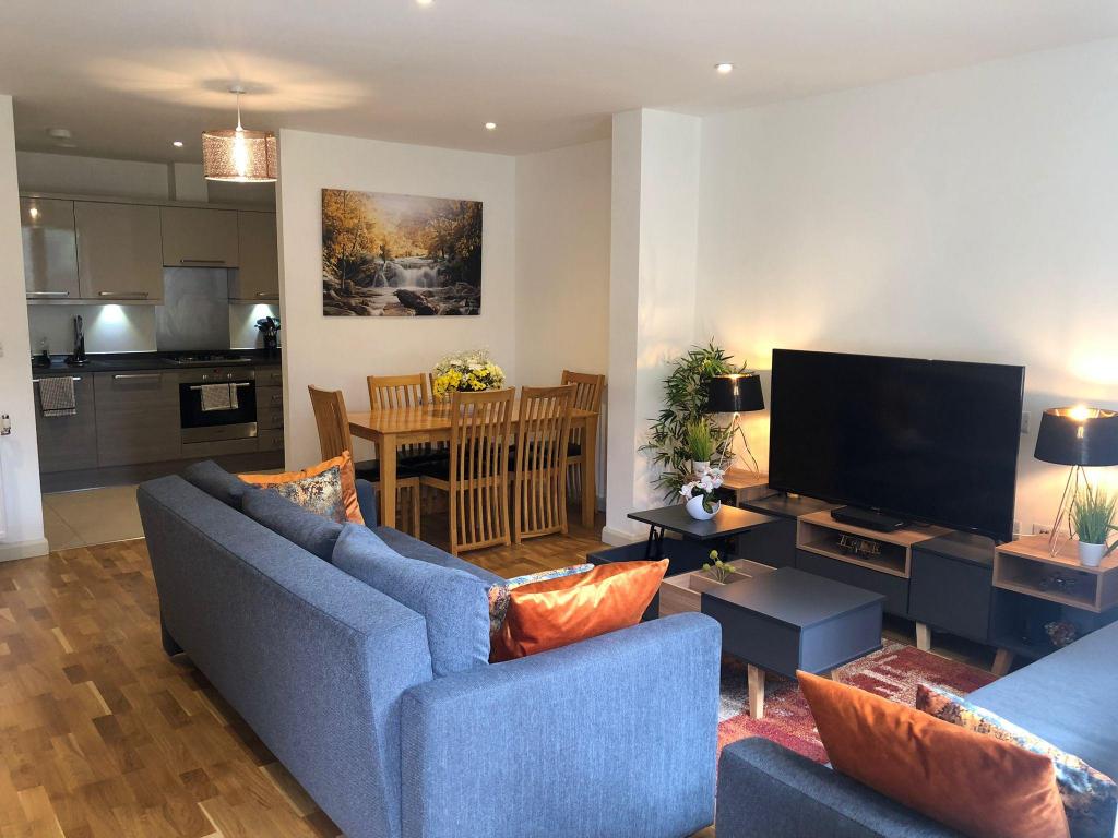Aisiki Stays Apartments at Queensbury Ground Floor 2 Bedroom & 2 Bathroom King Or Twin Beds with Front Porch with Free Wi Fi And Parking Space — 5-Star Luxury Hotel in London, United Kingdom