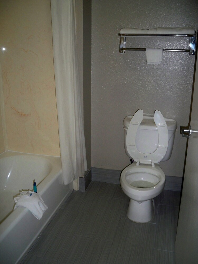 Scottish Inn & Suites - photo 50