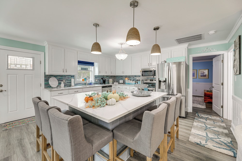 Emerald Isle Beach House: Walk to the Sand — 4-Star Luxury Hotel in Emerald Isle, United States