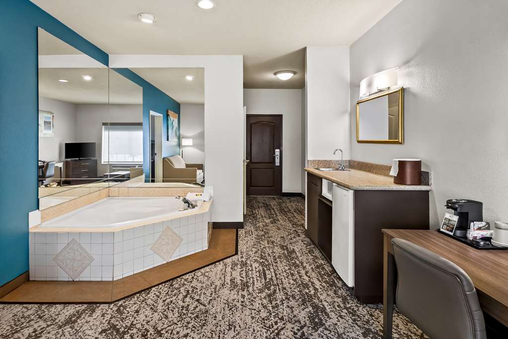 Best Western Fort Wayne Inn & Suites North - photo 29