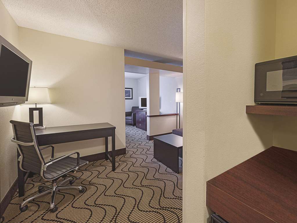 La Quinta Inn & Suites by Wyndham Central Point Medford - photo 23