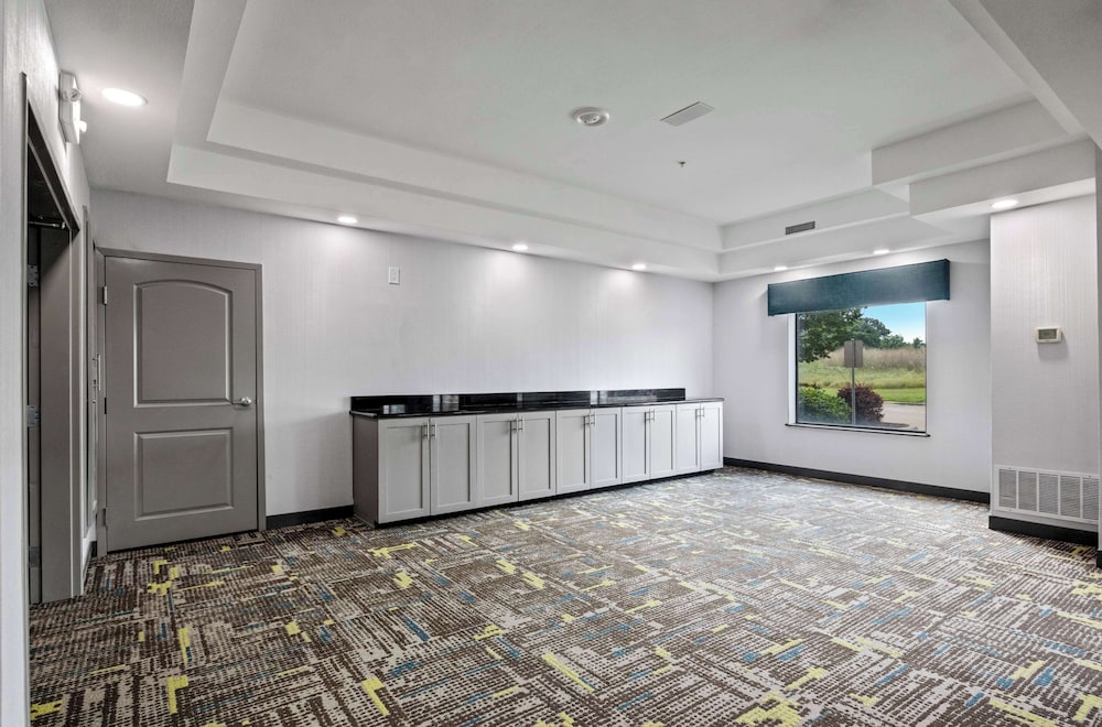 Hampton Inn & Suites Mount Pleasant - photo 37