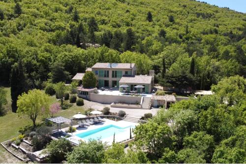 Magnifique propriété avec vues panoramiques et piscine privée — hotel in Auribeau-Sur-Siagne