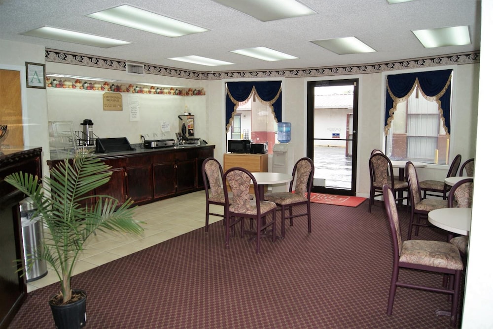 Red Carpet Inn - photo 6