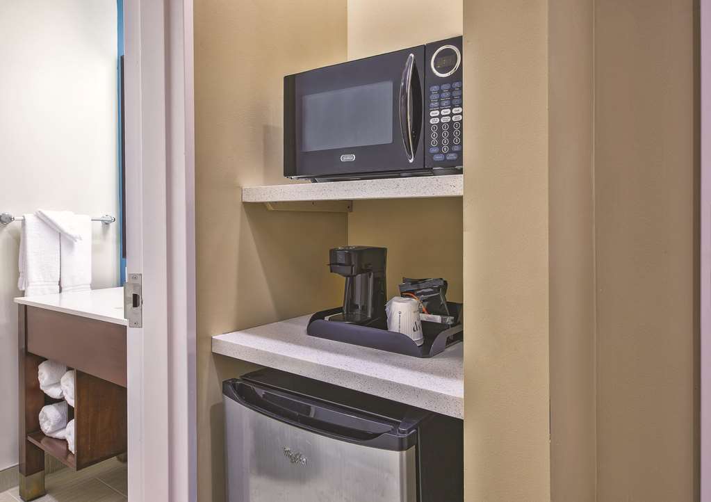 La Quinta Inn & Suites by Wyndham Niagara Falls - photo 12