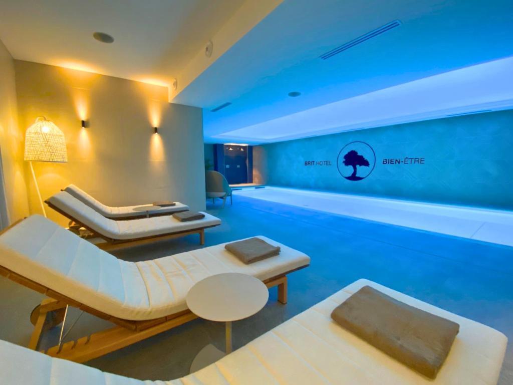 Brit Hotel Piscine & Spa Fougères — 4-Star Luxury Hotel in Lecousse, France