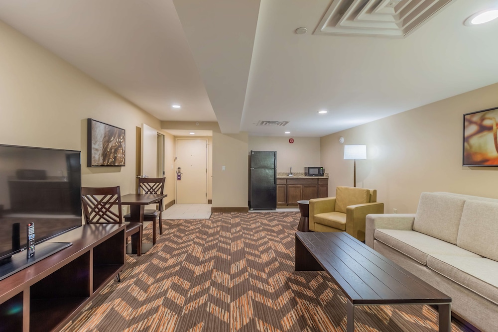 DoubleTree by Hilton Hotel Lawrence - photo 15
