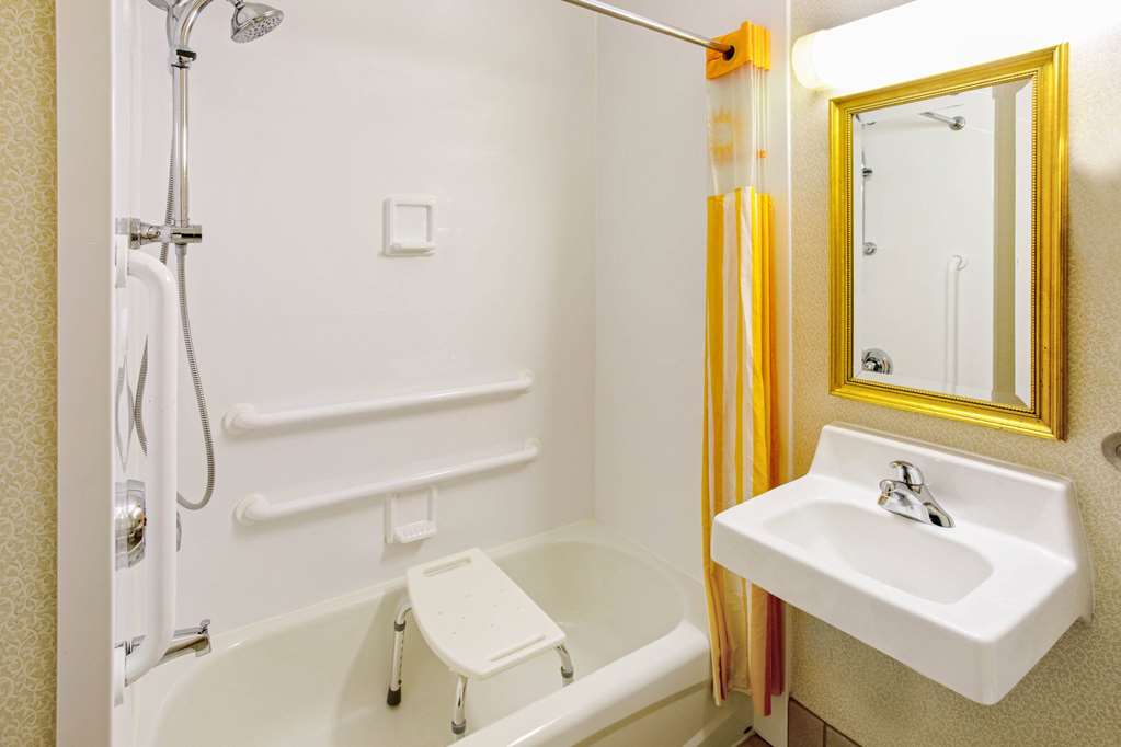 La Quinta Inn & Suites by Wyndham Appleton College Avenue - photo 8