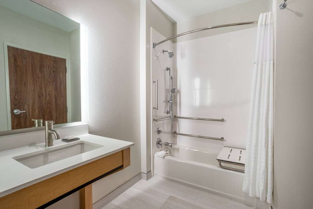 La Quinta Inn & Suites By Wyndham Pflugerville - photo 35