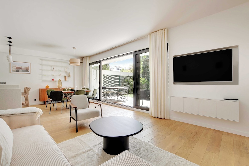 Passy Eiffel Tower Amazing 2BR With Garden — 4-Star Luxury Hotel in Paris, France