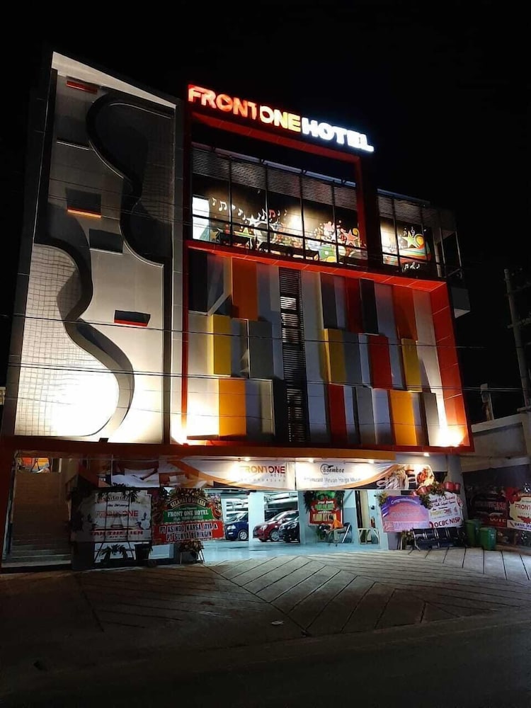 Front One Hotel Tulungagung - carbon neutral hotel in Tulungagung