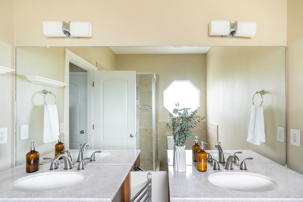 Hourglass by Avantstay Chic Beach Getaway w Pool & Two Large Balconies - photo 11