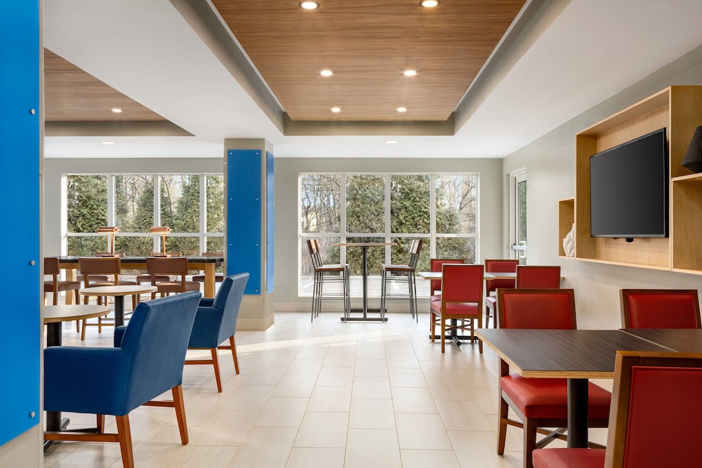 Holiday Inn Express & Suites Philadelphia Mt. Laurel by IHG - photo 32
