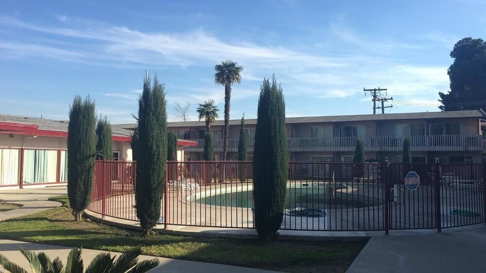 Majestic Inn - photo 18