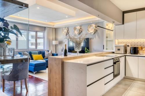 Backup Powered Luxury Central Promenade Apartment — 4-Star Luxury Hotel in Cape Town, South Africa