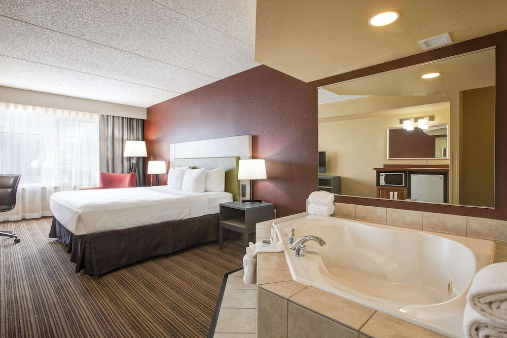 Comfort Inn & Suites St. Paul Northeast - photo 22