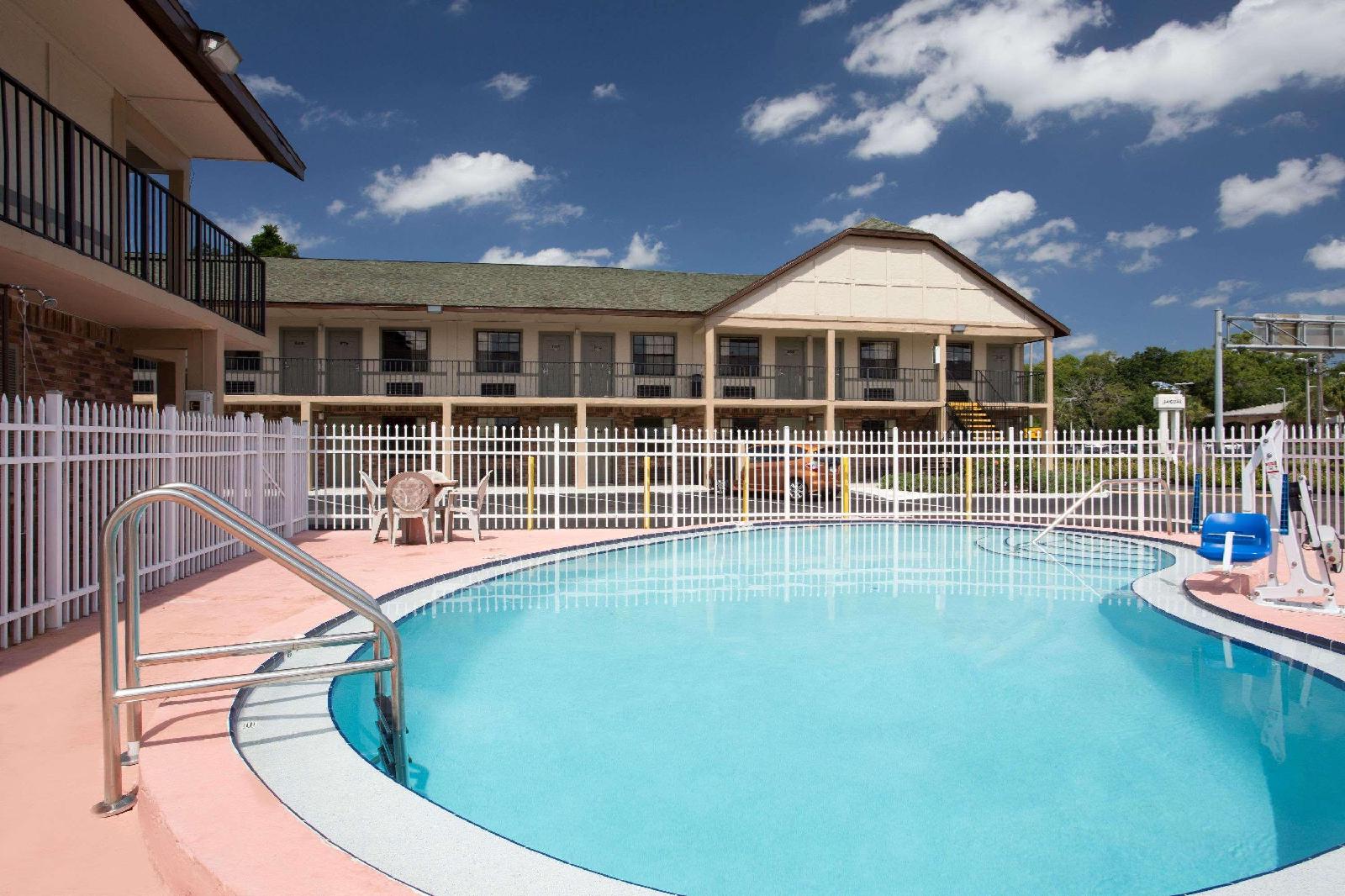 Super 8 Tampa U.S.F. Near Busch Gardens Downtown - photo 4