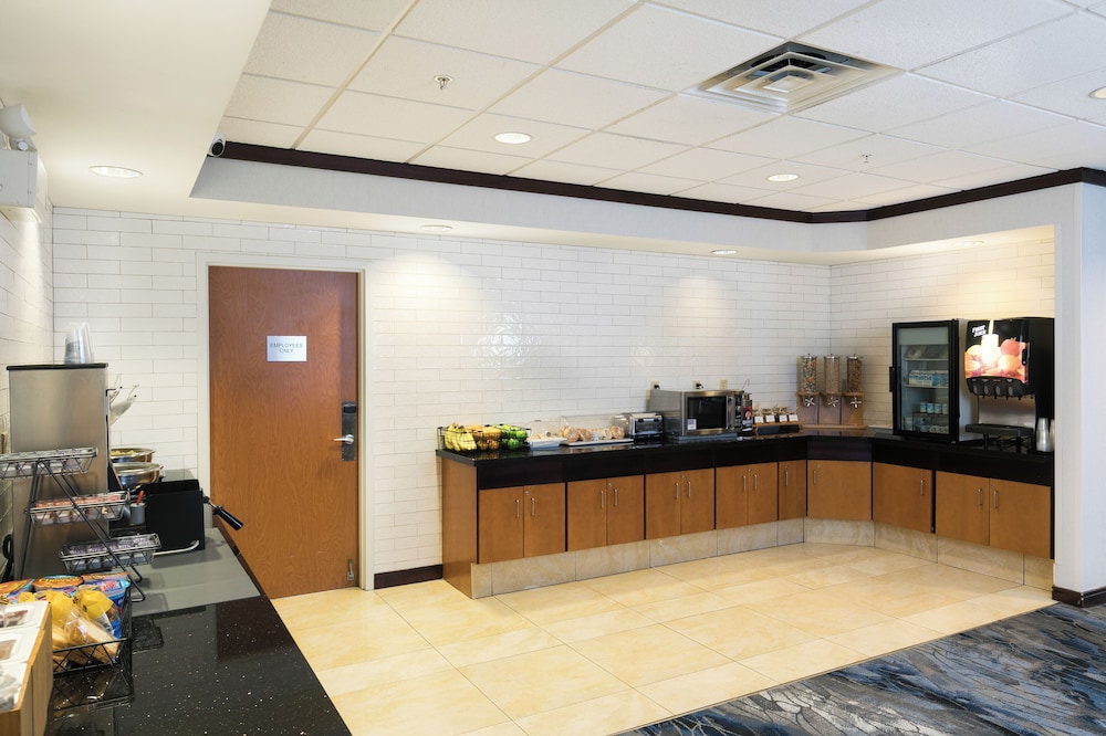 Fairfield Inn & Suites by Marriott Milwaukee Airport - photo 100