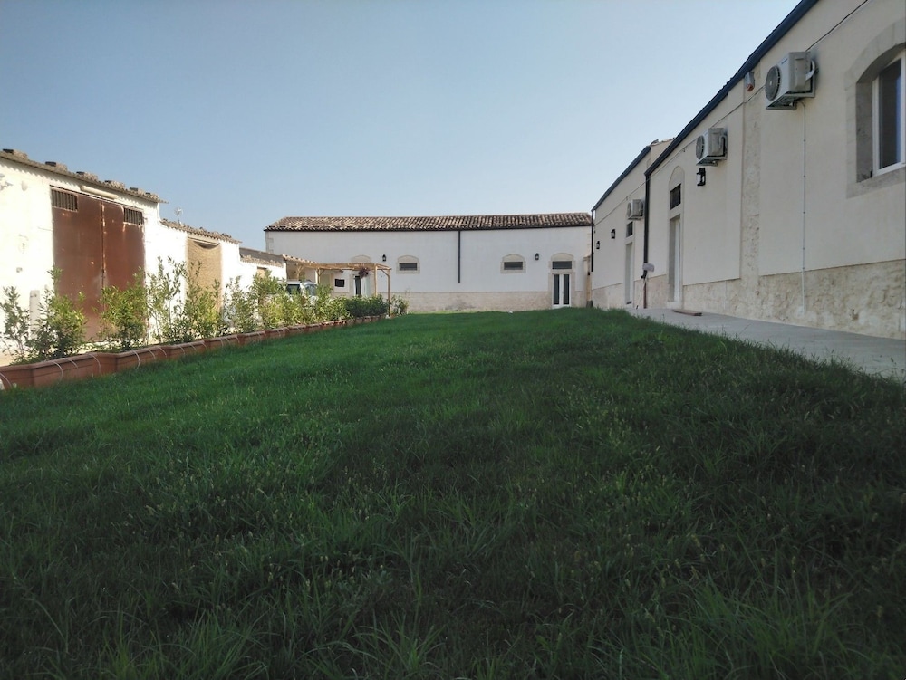 Giardini Acantus - carbon neutral hotel in Rosolini