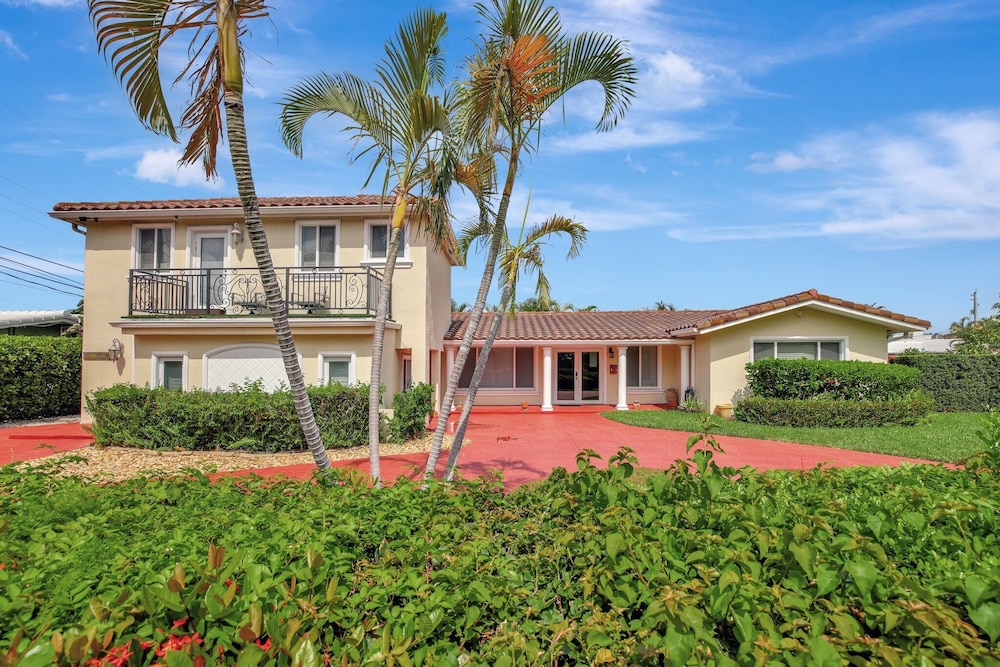 Beach Duplex 3br 5ba Manor with Heated Pool in Fort Lauderdale, United States