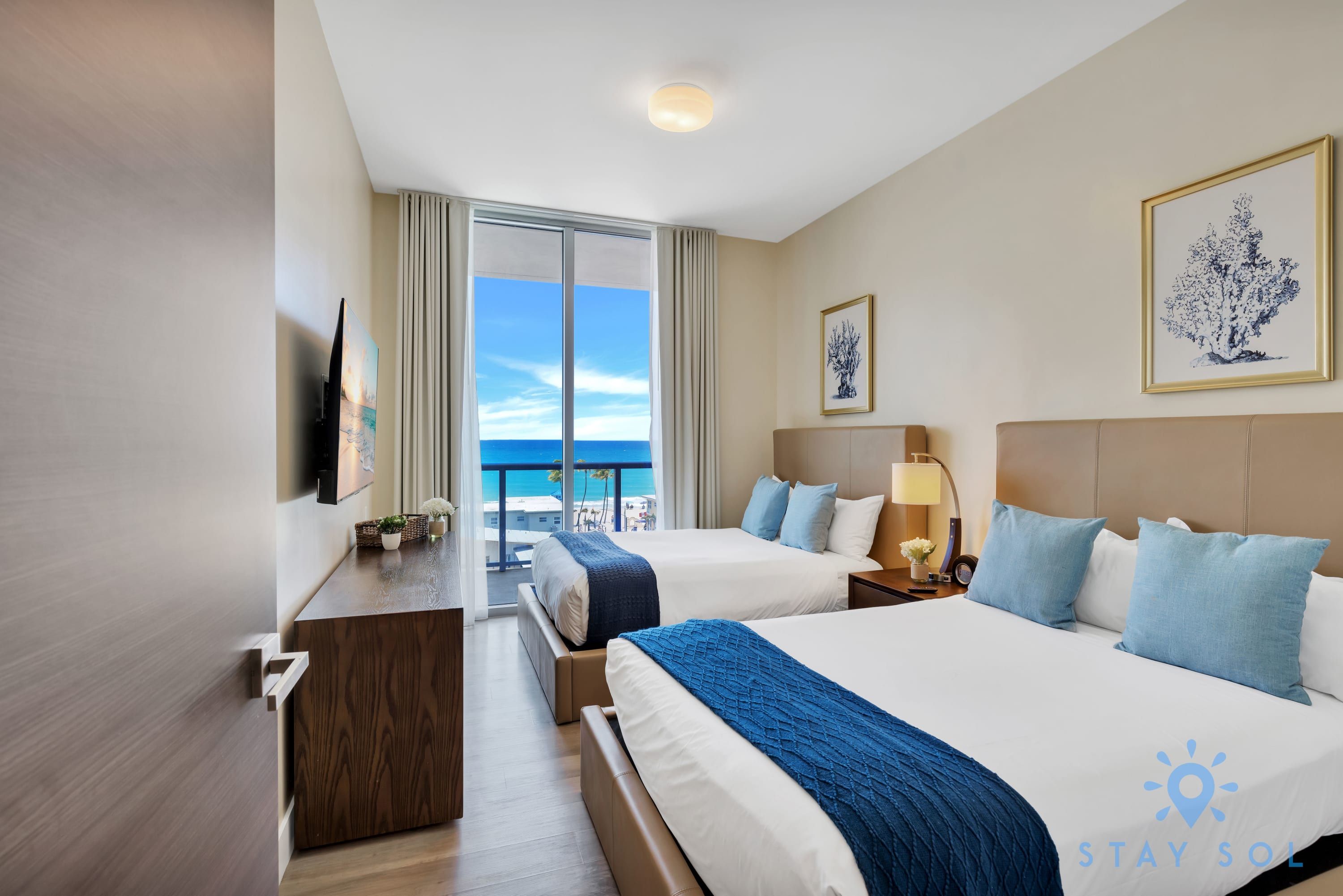 Spectacular Beach View Amazing Rooftop Pool — 4-Star Luxury Hotel in Hollywood, United States