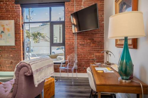 The Hive 105 Bees Knees — 4-Star Luxury Hotel in Wilmington, United States