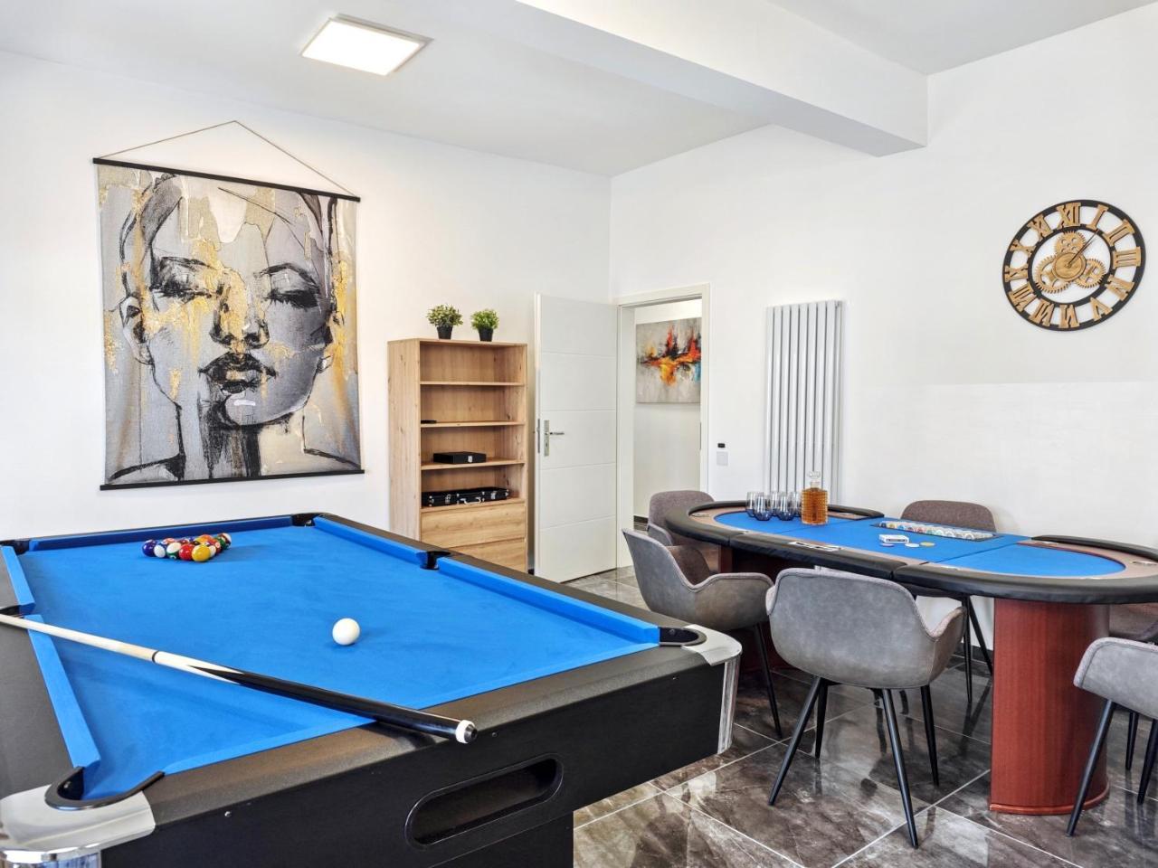 Designer Loft für bis zu 15 Whirlpool Infrarotsauna Billard Pokertisch 2 Bäder — 4-Star Luxury Hotel in Nuernberg, Germany
