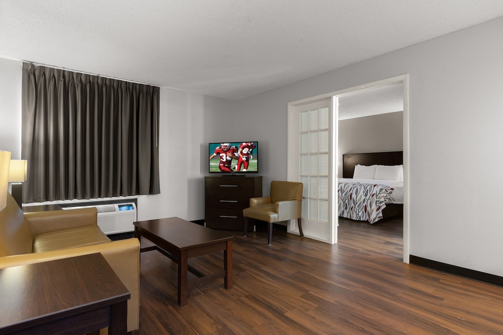 Red Roof Inn & Suites Savannah Airport - photo 6