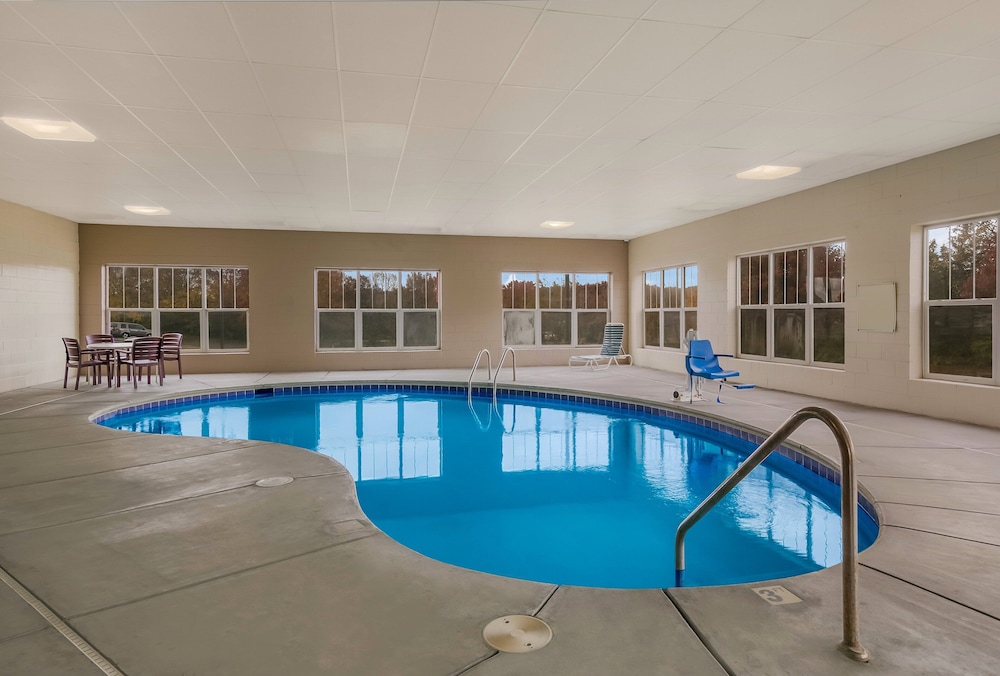 Red Roof Inn & Suites Knoxville East - photo 21