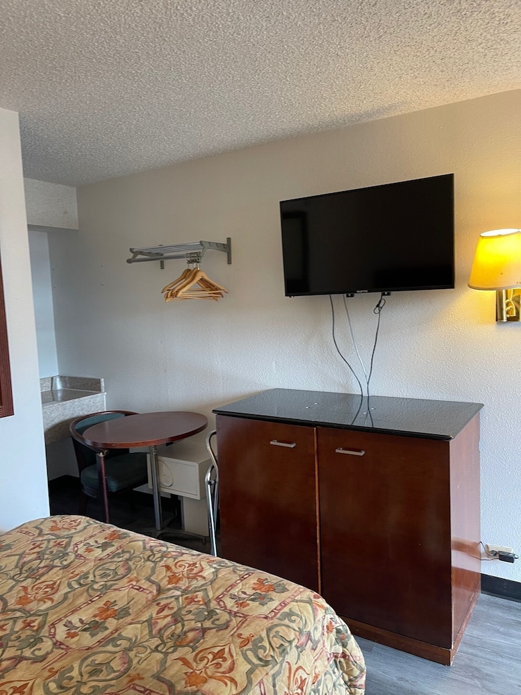 Farmington Inn - photo 12
