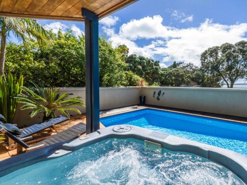 Beachside Holiday Castor Bay Holiday Apartment — 4-Star Luxury Hotel in Auckland, New Zealand