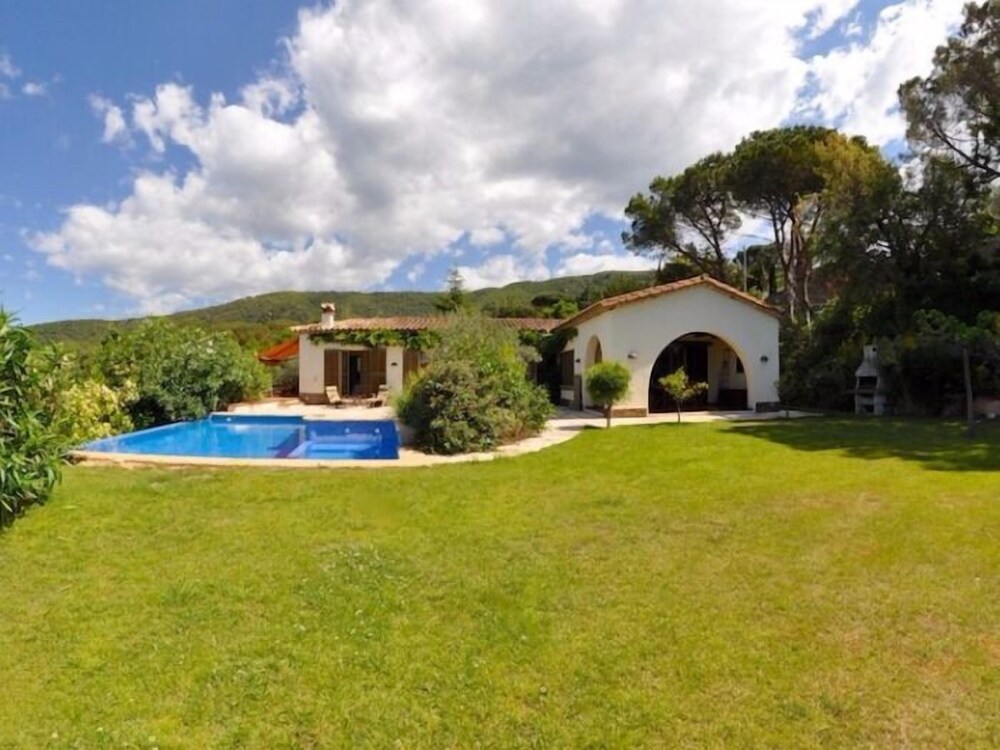 Villa Los Pinos — 4-Star Luxury Hotel in Santa Cristina D'aro, Spain