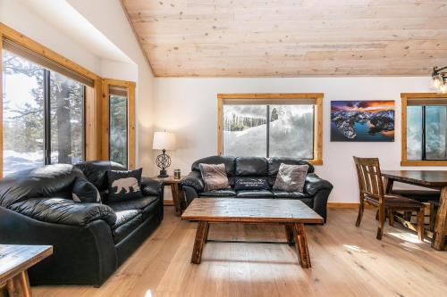 Kokanee at Tahoe Donner Charming 3 BR Pool Table Fireplace Amenity Access — 4-Star Luxury Hotel in Truckee, United States