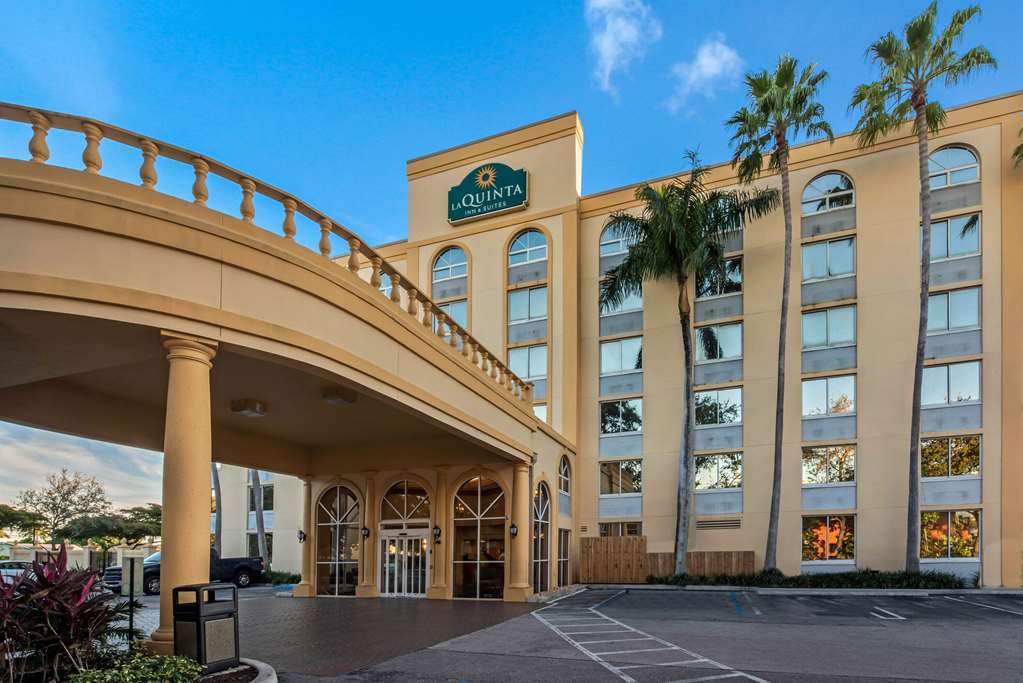La Quinta Inn & Suites by Wyndham West Palm Beach Airport - photo 3