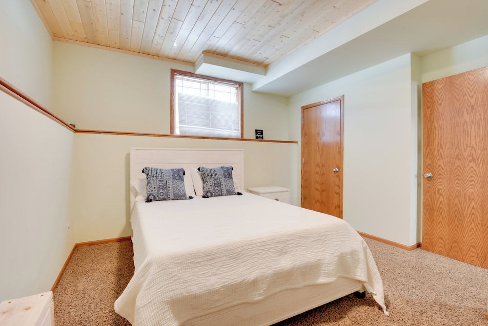 Twelve Pines Resort South Lodge with Private Pier on Catfish Lake - photo 14
