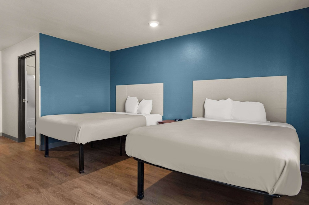 WoodSpring Suites Champaign near University - photo 15