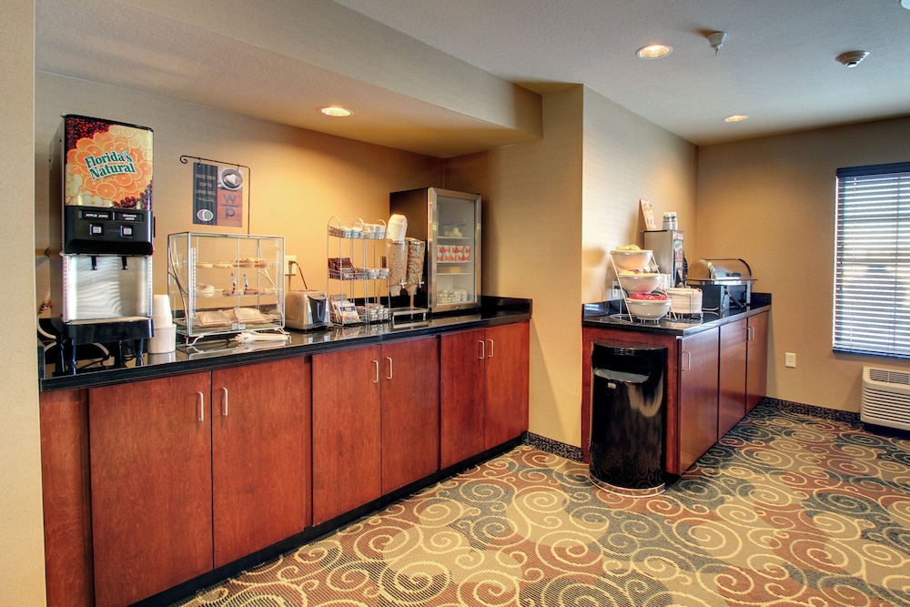 Cobblestone Inn & Suites Harvey - photo 35