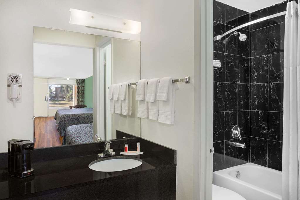 Travelodge by Wyndham Fort Myers North - photo 8