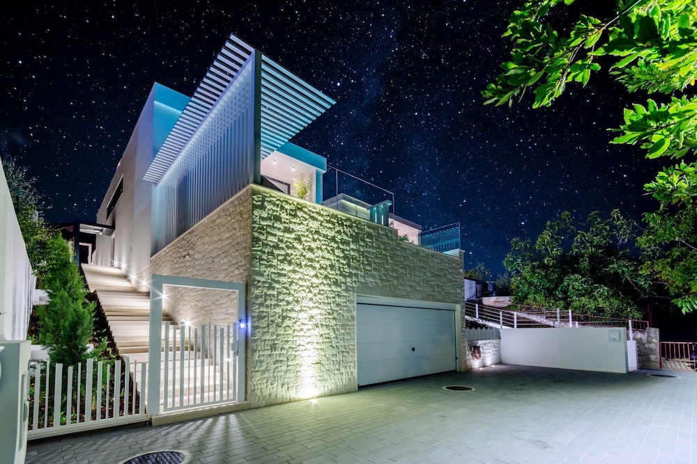 Luxury Villa Luna with Swimming Pool — 5-Star Luxury Hotel in Sutivan, Croatia