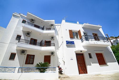 To Gefyraki Rooms in Agios Kirykos, Greece