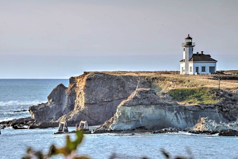 Cliffside Lighthouse Beach Home with Ocean View — 4-Star Luxury Hotel in Coos Bay, United States
