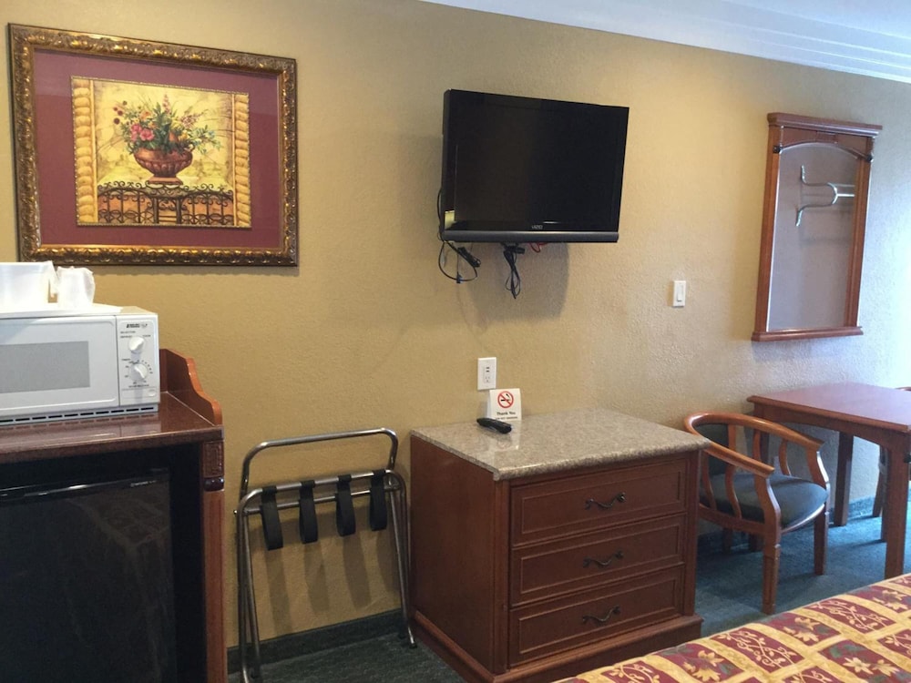 Beverly Inn - photo 25