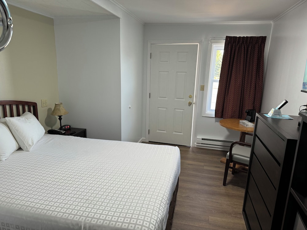 Lake 'N Pines Motel - photo 32