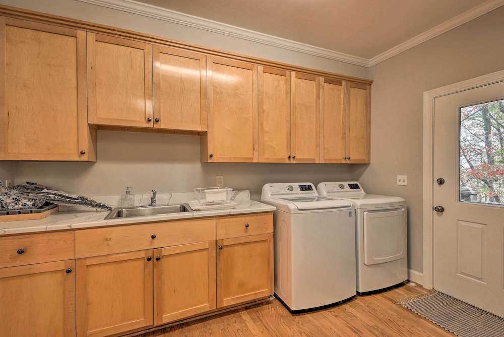 Luxe Big Canoe Resort Home with 3 Decks and Mtn Views in Jasper, United States