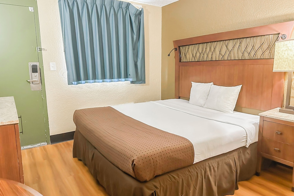 OYO Hotel Mobile AL I 65 at Airport Blvd - photo 12