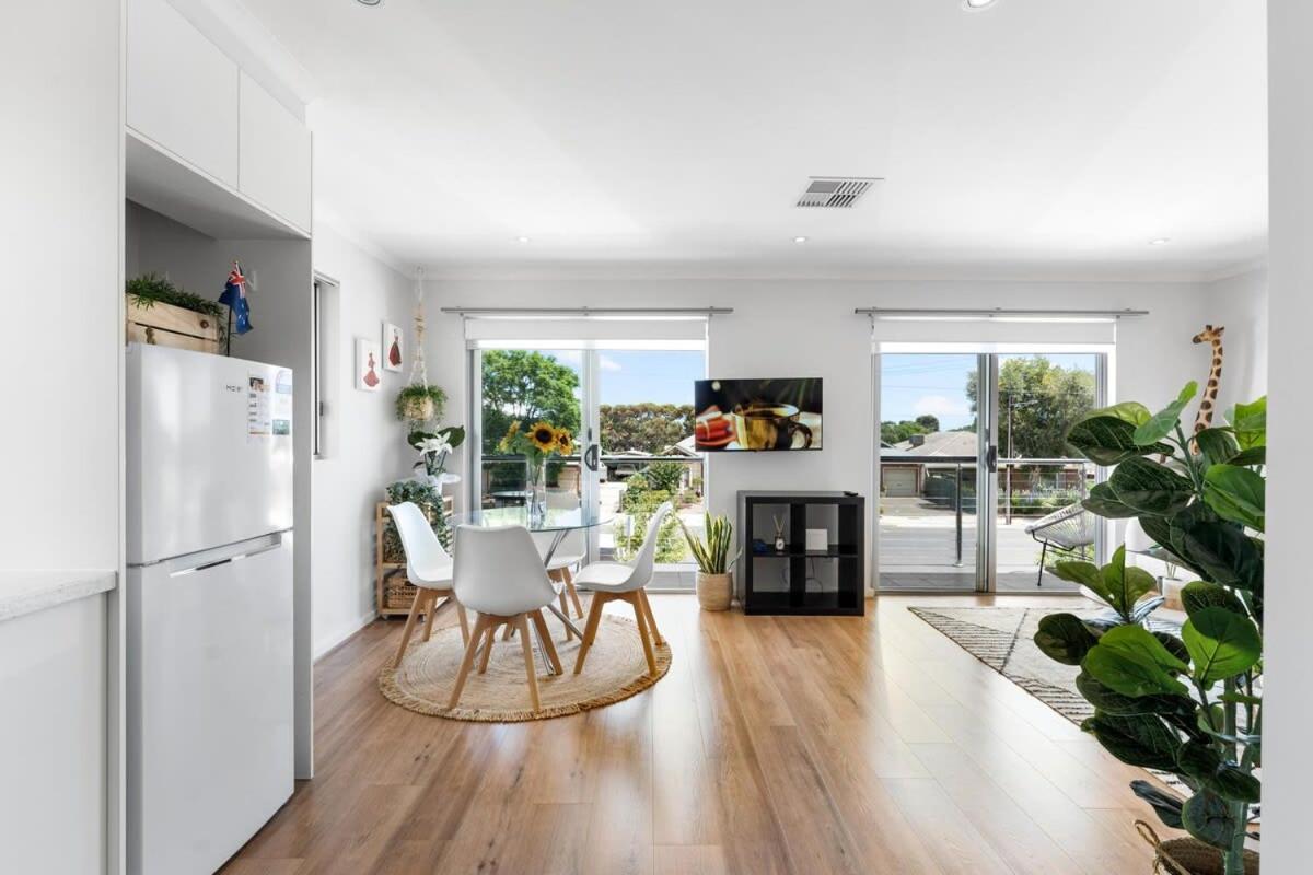 Lovely Renovated 2BR Townhouse WiFi Parking — 4-Star Luxury Hotel in Sturt, Australia