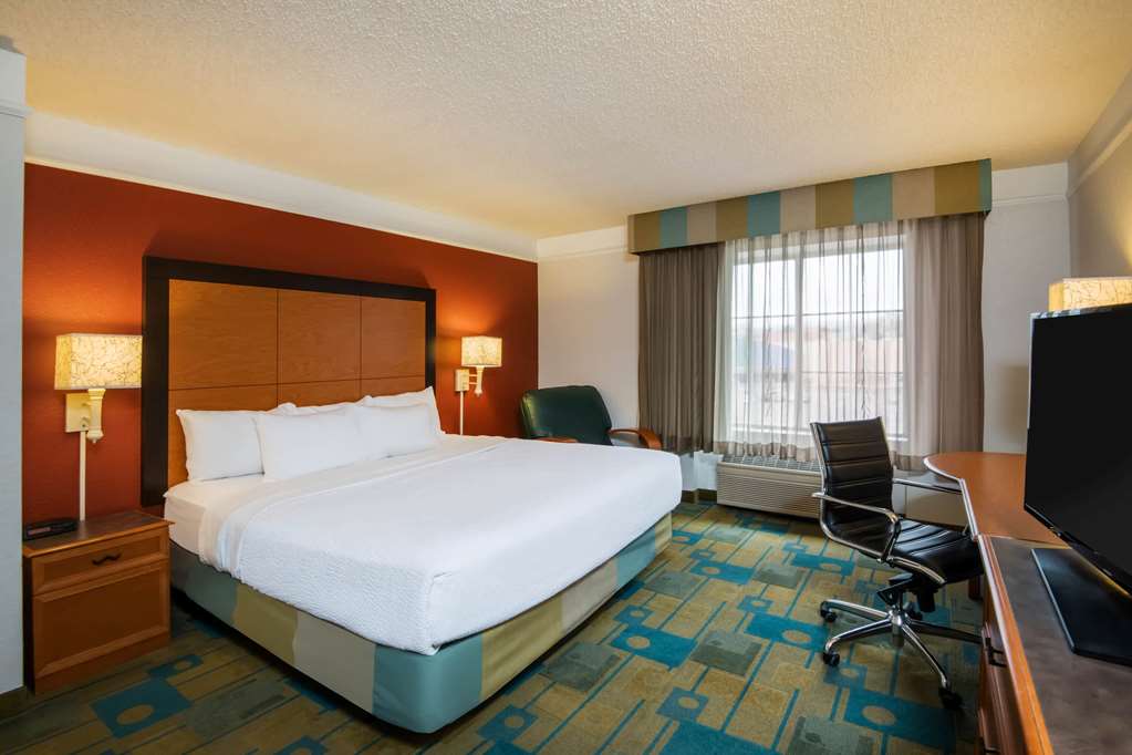 La Quinta Inn & Suites by Wyndham Colorado Springs South AP - photo 41