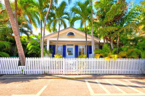 Old Town Getaway - carbon neutral hotel in Key West